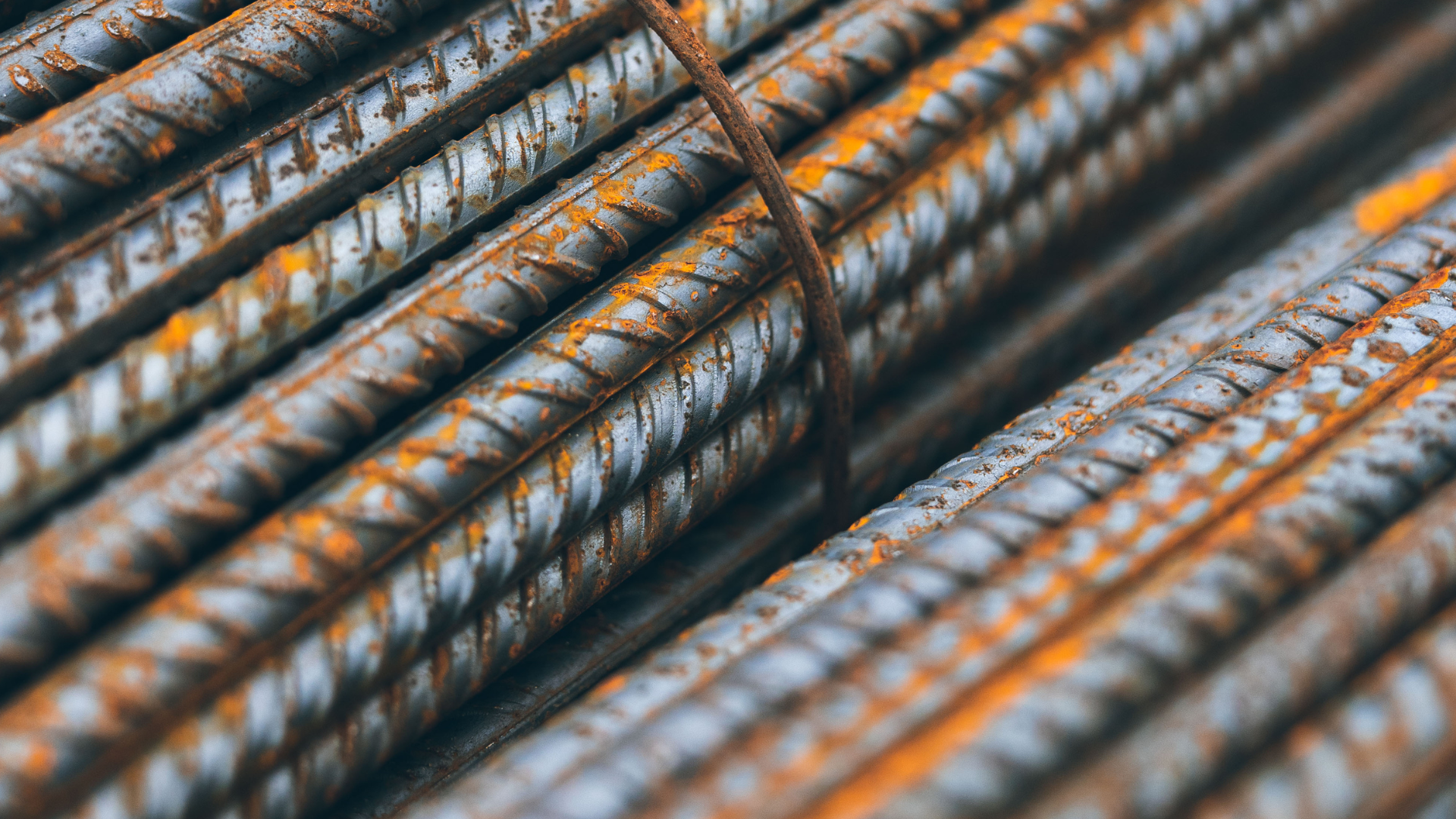 Metalowe pręty żebrowane, na których znajduje się miedź