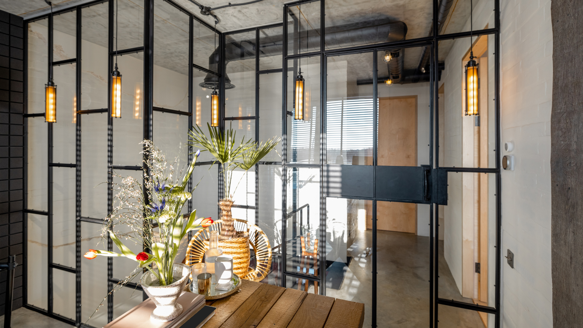Salon w stylu industrialnym ze szklanymi drzwiami