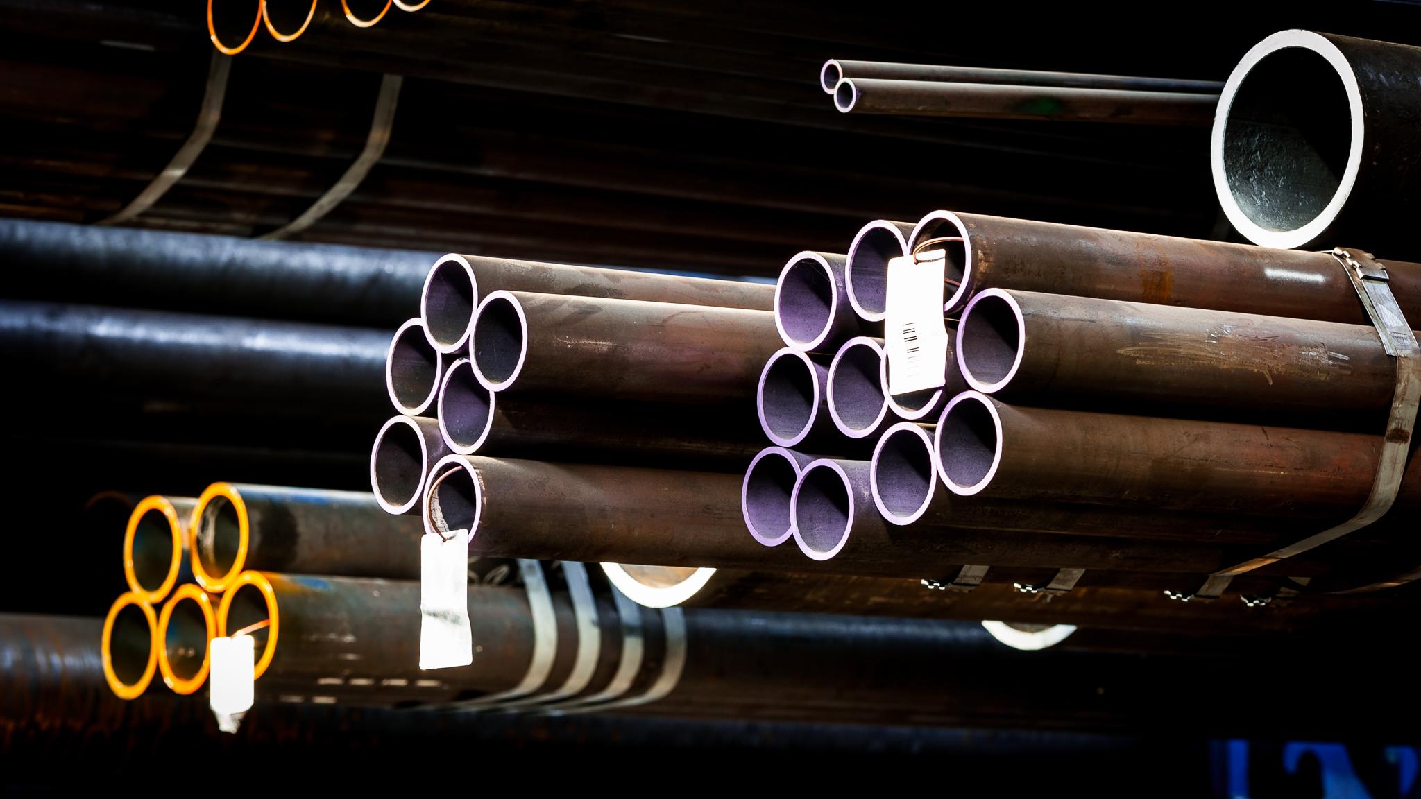 Rurki stalowe ułożone i oznaczone oznaczeniami